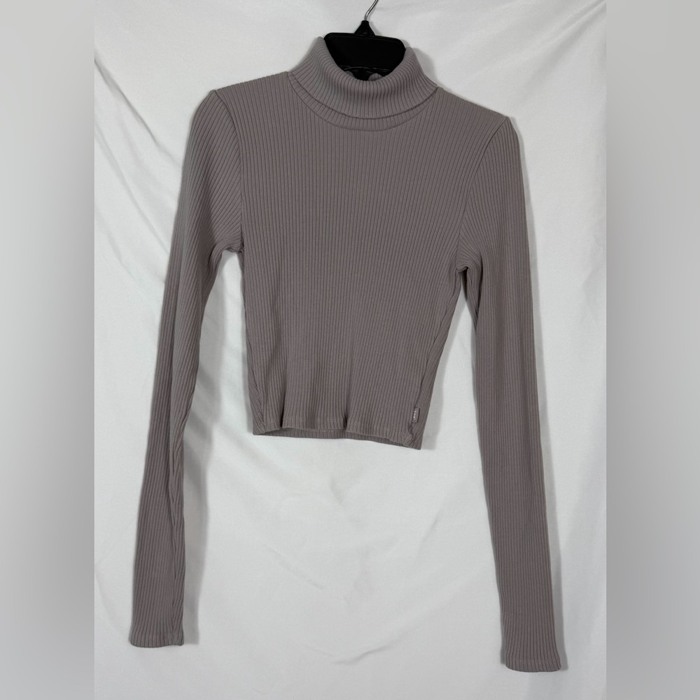 Aritzia Tna Women's Ribbed Long Sleeve Turtleneck Top. Gray Color.  Size Small.